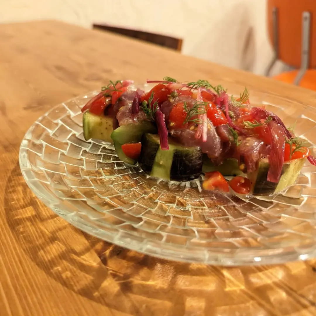 夏野菜の浅漬けと鮮魚のカルパッチョの料理写真